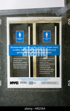 Un segno a una toilette in Washington Square park consentendo il diritto di usare il bagno della propria identità di genere o espressione di genere. Foto Stock