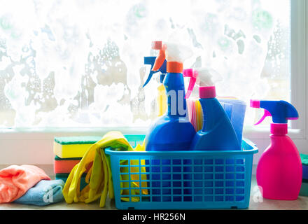 Pulizie di primavera - Contenitore con spray, guanti e gomme sul davanzale Foto Stock