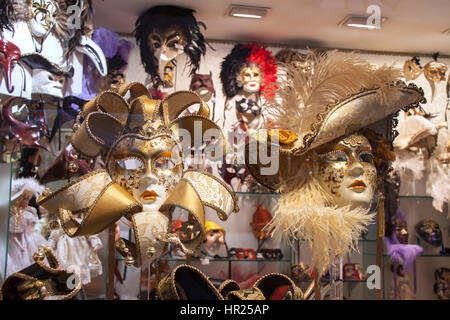 Gruppo di tipico veneziano maschere di carnevale nel negozio Foto Stock