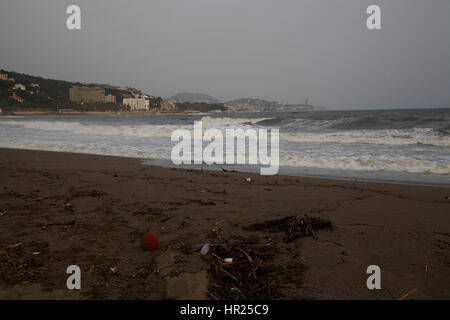 Malaga, Spagna skyline a Playa de la Malagueta Foto Stock