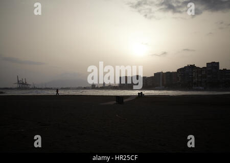La città di Malaga nel tramonto e spiaggia di Malaga skyline a Playa de la Malagueta Foto Stock