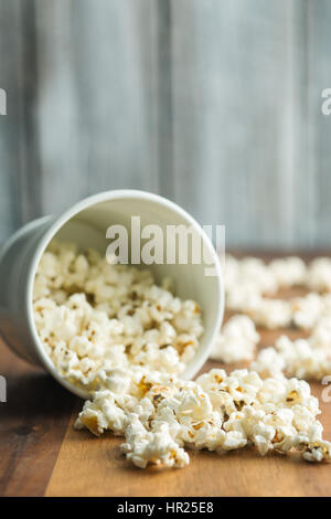 Il popcorn salato su un tavolo di legno. Foto Stock