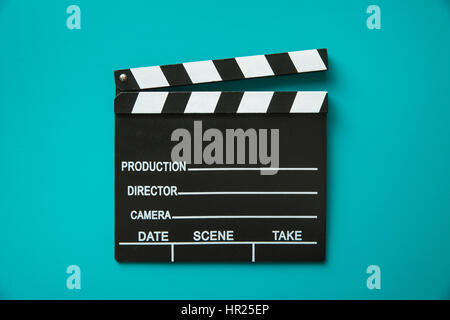 Il vintage clapperboard su sfondo blu. Vista dall'alto. Foto Stock