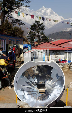 Un bollitore di acqua essendo riscaldata su una parabola riflettore solare nella regione del Khumbu del Nepal, energia alternativa al legno burining Foto Stock