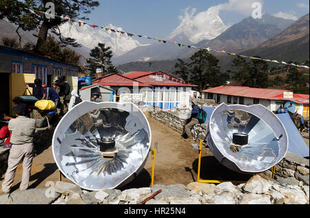 Un bollitore di acqua essendo riscaldata su una parabola riflettore solare nella regione del Khumbu del Nepal, energia alternativa al legno burining Foto Stock