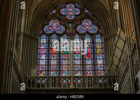 BAYEUX, Francia - 12 febbraio 2013: Vetrata nella cattedrale di Bayeux, Francia, raffiguranti santi cattolici Foto Stock