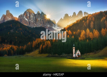 St Johann chiesa, Santa Maddalena in Val di Funes, Dolomiti, Italia Foto Stock
