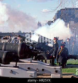 Torre di Londra Inghilterra UK Honourable Artillery Company Soldiers uniforme annuale fuoco invernale di pistola militare cerimoniale salutano il fumo di artiglieria Foto Stock