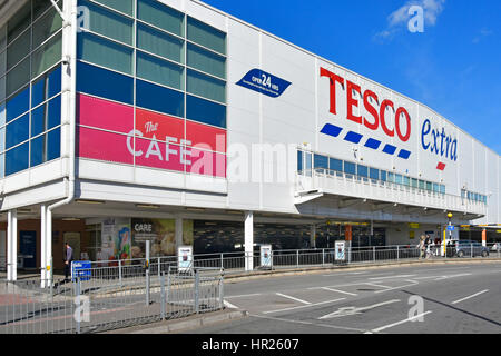 Tesco Extra 24 ore supermarket facciata & caffè piano terra parcheggio auto piani negozio al di sopra del commercio al dettaglio nella città di Slough Berkshire Inghilterra Regno Unito Foto Stock