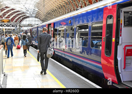 Il primo servizio ferroviario del First Great Western di Firstgroup è arrivato alla stazione di Paddington, alla piattaforma ferroviaria del Regno Unito, i passeggeri d'affari sbarcano a piedi fino alle uscite Foto Stock