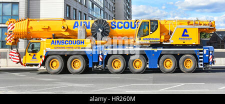 Gru mobile con braccio telescopico parcheggiata su strada in attesa di essere trasferita su una gru da cantiere prodotta da Liebherr parcheggiata a Londra, Inghilterra, Regno Unito Foto Stock