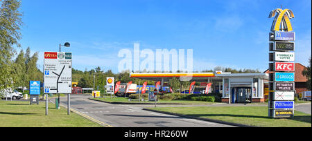 Stazione di servizio autostradale Hertforshire Baldock Regno Unito di benzina Shell stazione di riempimento del sito logo del marchio segni servizi onsite A1M autostrada allo svincolo 10 Foto Stock