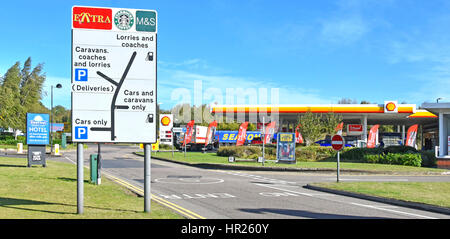 Stazione di servizio autostradale Hertforshire Baldock Regno Unito di benzina Shell stazione di riempimento del sito logo del marchio segni servizi onsite A1M autostrada allo svincolo 10 Foto Stock