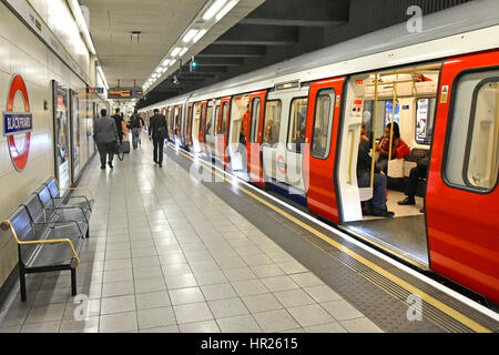 La metropolitana di Londra Blackfriars Station piattaforma passo del treno gratuito accesso per disabili su sedia a rotelle vista posteriore di passeggeri sulla District & Circle line UK Foto Stock