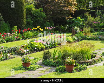 Chenies Manor Sunken garden in tulip time; una bella serata di maggio con il sole e il fresco verde per la crescita di piante. Foto Stock