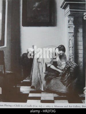 "Una donna che mette un bambino in una culla" di Pieter de Hooch raffigura una tranquilla scena domestica con una donna che mette delicatamente un bambino in una culla. Il dipinto mette in evidenza la maestria della luce e dello spazio interno di Hooch, riflettendo l'atmosfera tranquilla della vita quotidiana olandese del XVII secolo. Foto Stock
