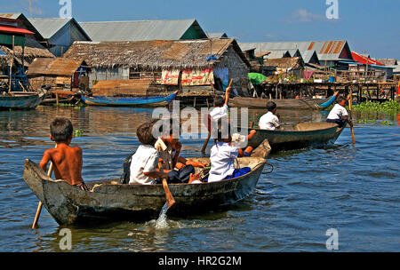 Gli scolari onTonle nautica lago di SAP, Cambogia Foto Stock