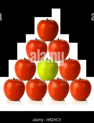Mele rosse su una forma a piramide su uno sfondo bianco Foto Stock