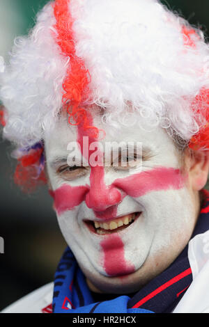 Un ventilatore in Inghilterra durante la RBS 6 Nazioni corrispondono a Twickenham Stadium di Londra. Foto Stock