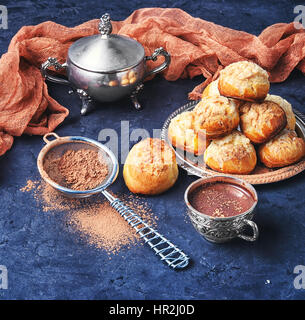 Profiterole fatti in casa e dessert tazza di cioccolata calda Foto Stock