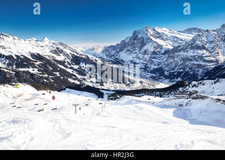 Jungfrau ski resort sotto Eiger, Monch e Jungfrau picchi nelle Alpi svizzere, Grindelwald, Berner Oberland, Svizzera. Foto Stock