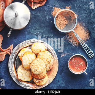 Profiterole fatti in casa e dessert tazza di cioccolata calda Foto Stock