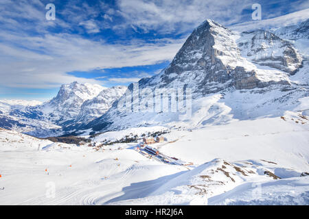 Treno a Kleine Scheidegg sotto Eiger, Monch e Jungfrau picchi nelle Alpi svizzere, Berner Oberland, Grindelwald, Svizzera. Foto Stock