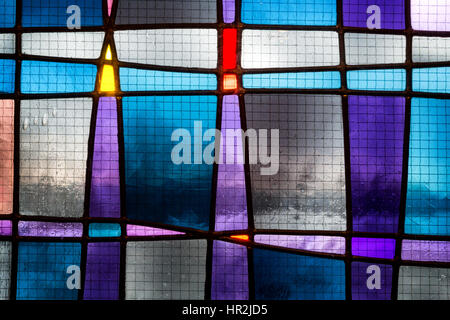 Abstract il vetro macchiato dettaglio nei toni del blu, turchese e viola. Foto Stock