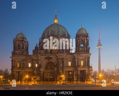 Berlino - Il Dom e la Fernsehturm in mattinata al tramonto. Foto Stock