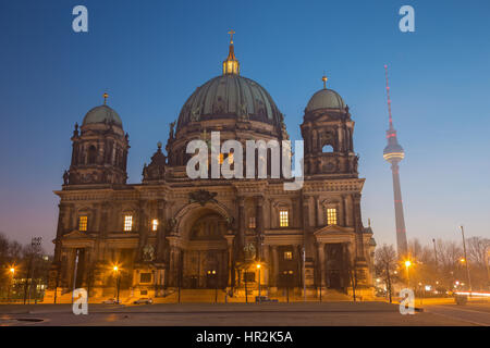 Berlino - Il Dom e la Fernsehturm in mattinata al tramonto. Foto Stock