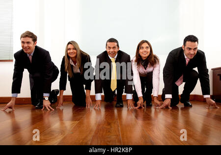 Concorrenza in un ufficio con gli imprenditori e imprenditrici che partecipano Foto Stock