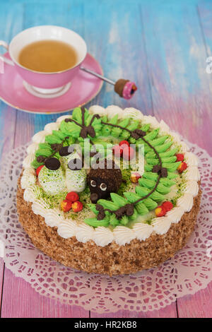 Torte sul colore di sfondo Foto Stock