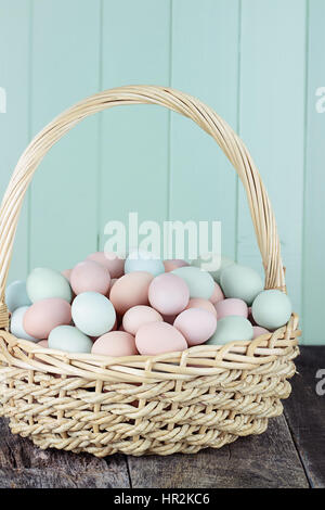 Grande cestino riempito con fresco free range uova. Foto Stock