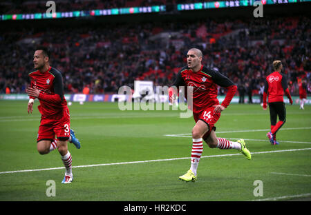 Southampton Oriol Romeu (destra) si riscalda prima l EFL Cup finale allo stadio di Wembley, Londra. Foto Stock