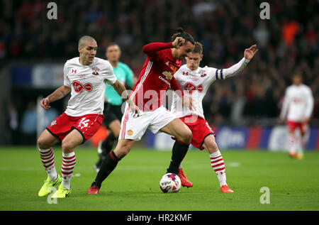 Il Manchester United Zlatan Ibrahimovic battaglie per la palla con il Southampton Oriol Romeu (sinistra) e Steven Davis (a destra) durante l EFL Cup finale allo stadio di Wembley, Londra. Foto Stock