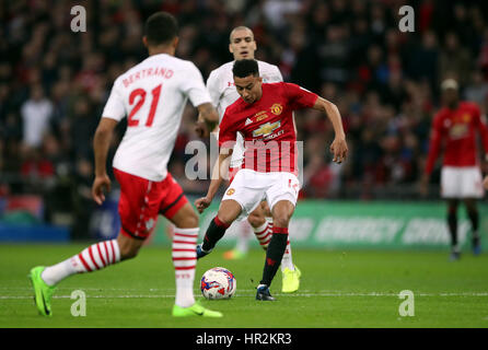 Il Manchester United Jesse Lingard punteggi al suo fianco il secondo obiettivo del gioco durante la EFL Cup finale allo stadio di Wembley, Londra. Foto Stock