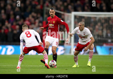 Il Manchester United Zlatan Ibrahimovic battaglie per la palla con il Southampton Oriol Romeu (destra) e Steven Davis (sinistra) durante l EFL Cup finale allo stadio di Wembley, Londra. Foto Stock