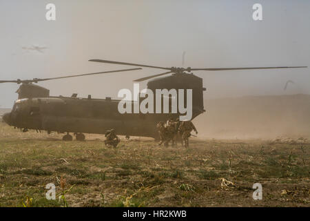 Briitsh soldato ferito in azioni effettuate a chinook per essere evecuated da sangin ad un hopital a camp bastion. sangin,provincia di Helmand, Afghanistan Foto Stock