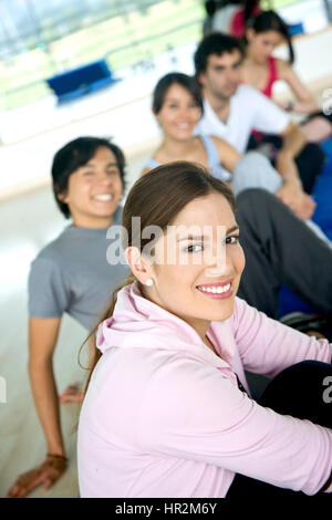 Gruppo di persone presso la palestra ritratto Foto Stock