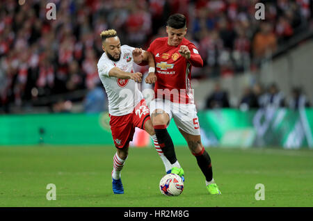 Southampton Nathan Redmond (sinistra) e il Manchester United Marcos Rojo (destra) battaglia per la sfera durante l EFL Cup finale allo stadio di Wembley, Londra. Foto Stock