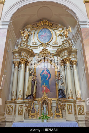 TRNAVA, Slovacchia - 3 Marzo 2014: il lato altare barocco nella chiesa dei Gesuiti da 18. cento. Foto Stock