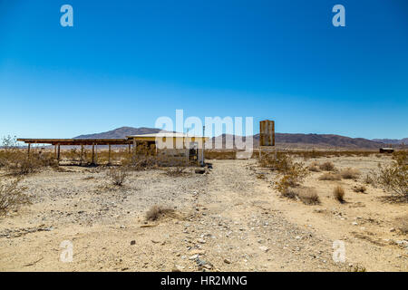 Un piccolo edificio si trova abbandonato lungo l'autostrada 62 fuori Twenty-Nine palme, California. Foto Stock