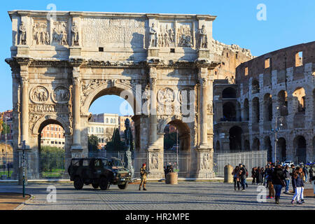 Arco de Constantino, l'arco trionfale costruito dai senatori in AD315, situato sulla Via Triumphalis, tra il Colle Palatino e il Colosseo è Ro Foto Stock