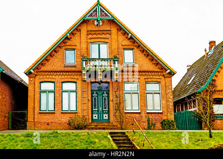 Häuser auf dem Deich in Mittelnkirchen, Altes Land; case in Mittelnkirchen, Bassa Sassonia Foto Stock