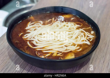 Fatti in casa a base di noodle cinesi ciotola con salsa piccante Foto Stock