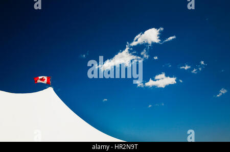 Bandiera canadese soffiando nel vento. Calgary Stampede. Calgary, Alberta, Canada Foto Stock