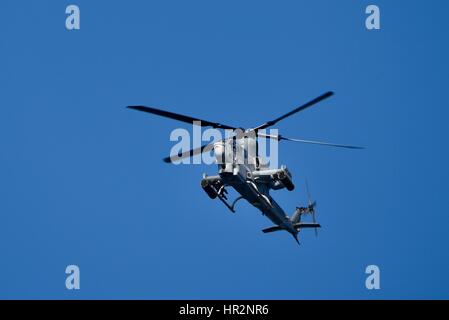 AH-1W Super elicottero Cobra utilizzato dai marines americani, in volo sopra il porto di San Diego, California. Foto Stock