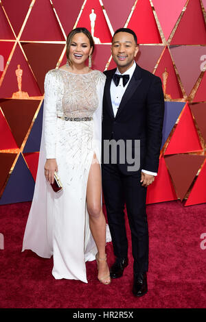 John Legend e Chrissy Teigen arrivando all'ottantanovesimo Academy Awards tenutosi presso il Teatro Dolby in Hollywood, Los Angeles, Stati Uniti d'America. Foto Stock