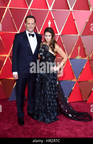 Vince Vaughn e Kyla Weber arrivando all'ottantanovesimo Academy Awards tenutosi presso il Teatro Dolby in Hollywood, Los Angeles, Stati Uniti d'America. Foto Stock