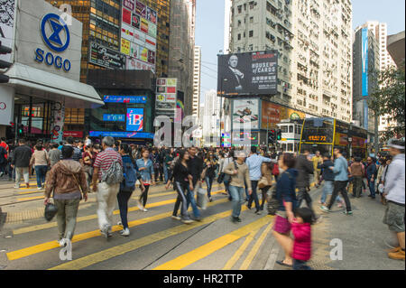 Tipica strada intersezione di Hong Kong, Cina Foto Stock